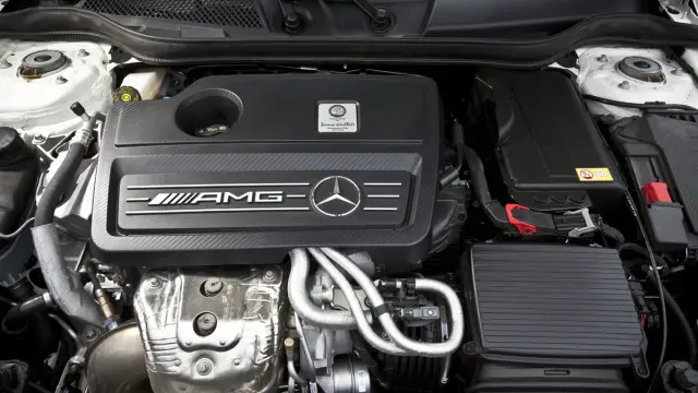 coches-más-potentes-motor-cuatro-cilindros-Mercedes-AMG-45-motor