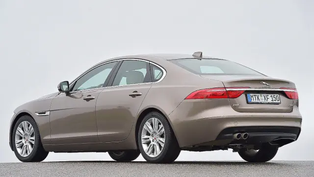 Jaguar XF zaga