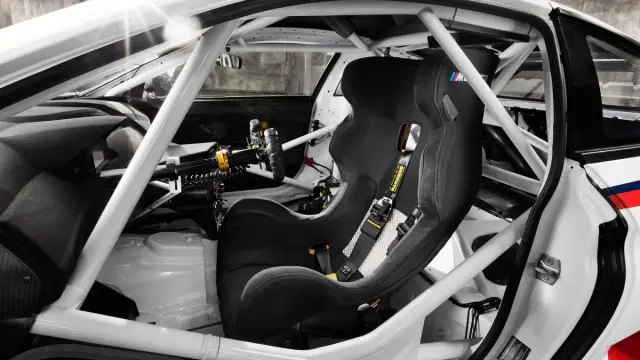 BMW-M6-GT3-2016-interior