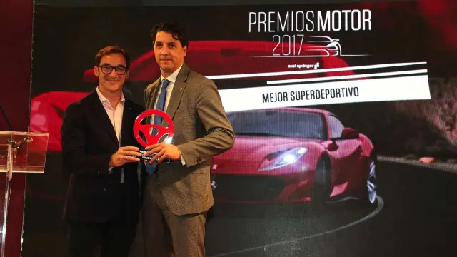 Enrique Trillo entrega el premio a Carlos Quintanilla, director de comunicación de Ferrari en España, por el mejor superdeportivo: Ferrari 812 Superfast