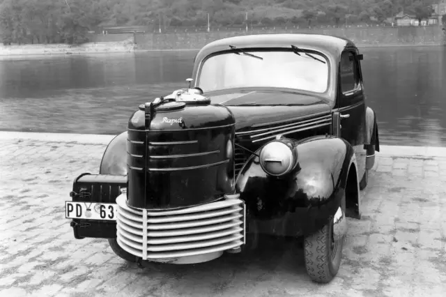 Skoda Rapid de 1942, impulsado por gas de madera.