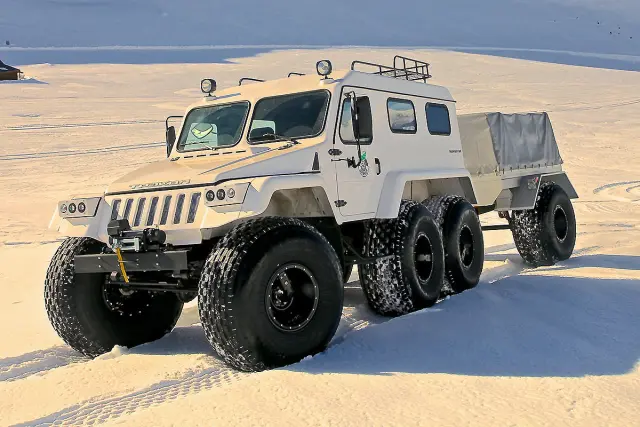 La policía rusa suele usar portentosos todoterrenos preparados a partir de marcas conocidas. Como este peculiar Land Cruiser.