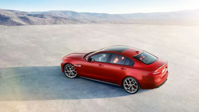 Jaguar XE cenital trasera