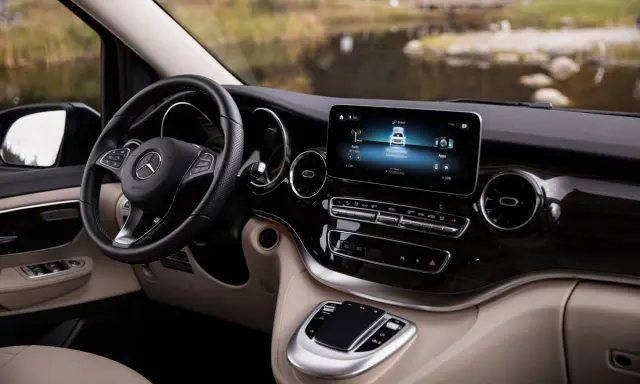 La rival Marco Polo ofrece un interior más lujoso y un motor más potente con levas detrás del volante