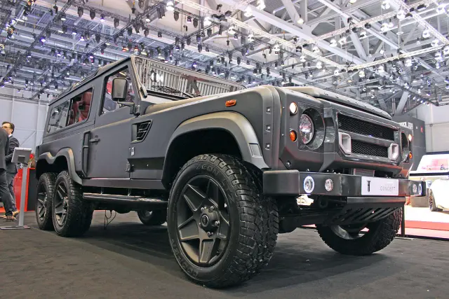 Land Rover Defender Flying Huntsman 6x6. Un prototipo de Kahn Design, com V8 de 430 CV.