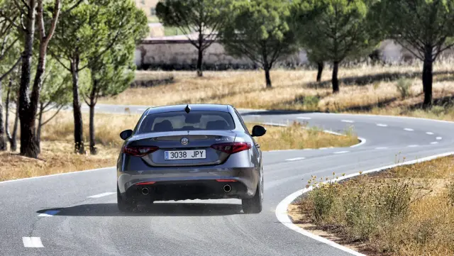 Carreteras con curvas en buen estado: pisa el acelerador y disfruta de lo que el Giulia tiene dentro.