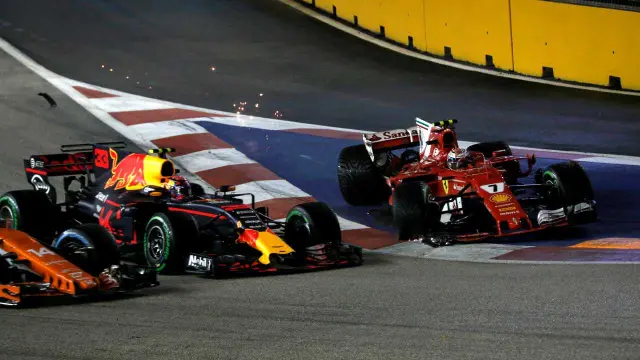 Räikkönen pierde el control y choca contra Verstappen, que a su vez se lleva puesto a Alonso