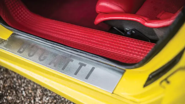 Bugatti EB110 SS paso rueda