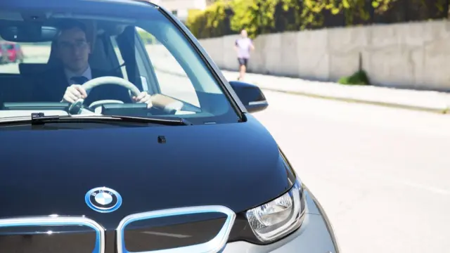 Cabify Electric y BMW i3 frontal