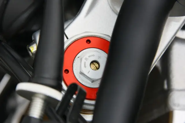Aprilia Tuono 1100 RR. Horquilla regulable.