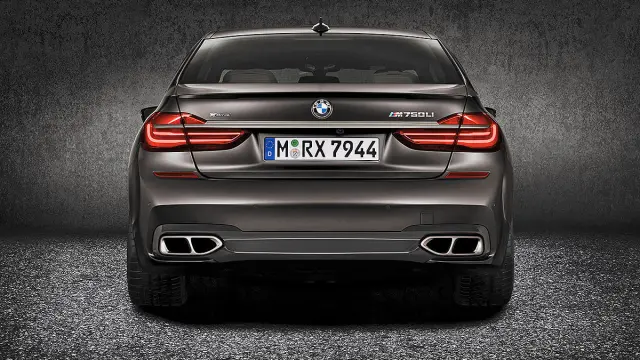 BMW M760Li xDrive zaga