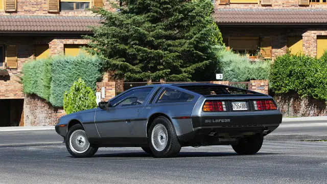 Prueba-DeLorean-DMC-12-tres-cuartos-trasera