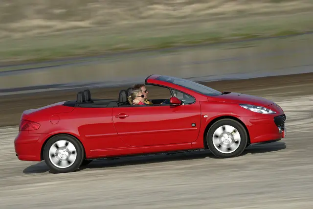 Peugeot 307 CC. El informe TÜV suele advertir de fallos en la capota. También en la dirección y las rótulas de suspensión.