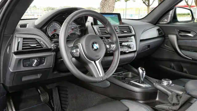 BMW-M2-Coupe-salpicadero