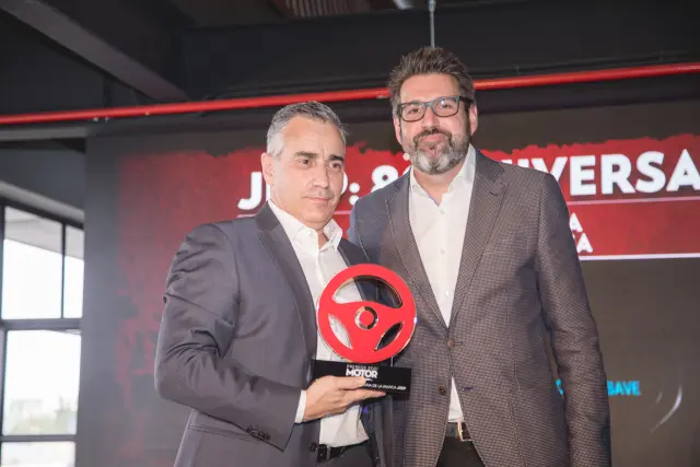 Paulo Carelli, managing director de Jeep para España y Portugal, recibe al premio a la trayectoria de una marca, por el 80 aniversario de Jeep.