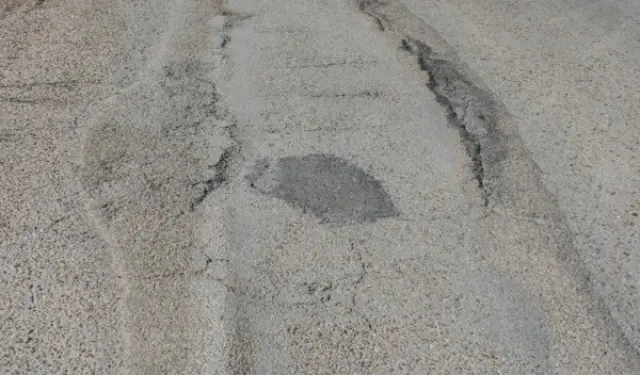 Unas roderas así pueden perfectamente producir un accidente, sobre todo, si el conductor no está atento