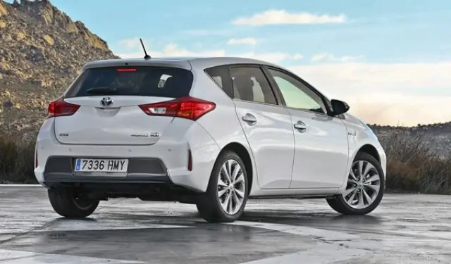 Toyota Auris Hybrid estática trasera