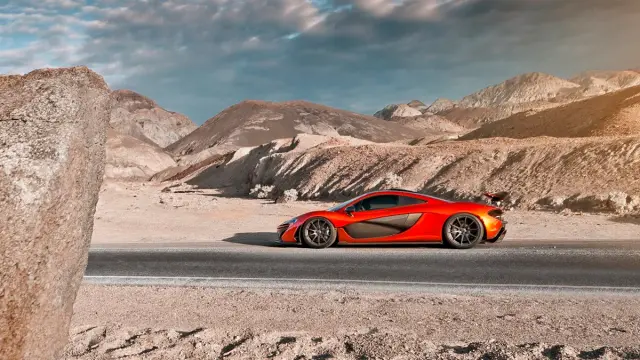 McLaren P1 en Death Valley perfil