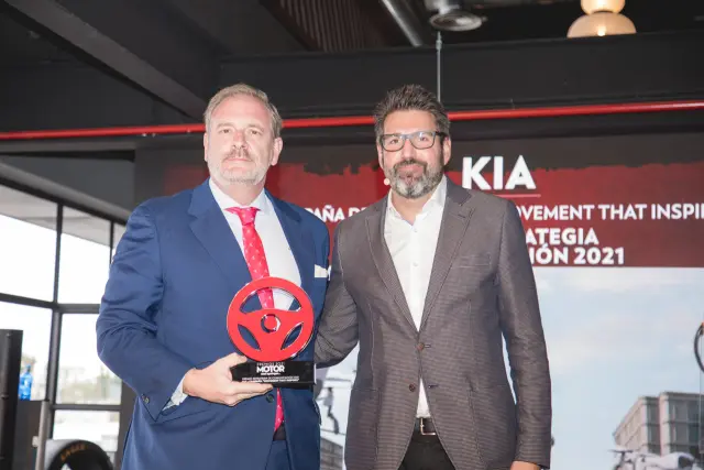 Eduardo Divar, director general de Kia Motors Iberia, recoge el premio a la mejor estrategia de comunicación de una marca.