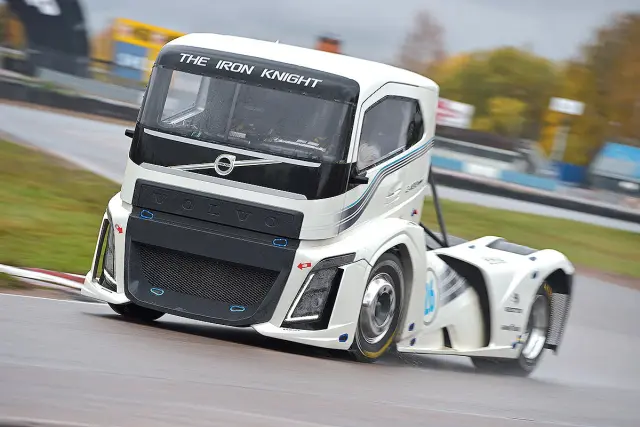 Prueba. Volvo Truck The Iron Knight. El camión más rápido del mundo