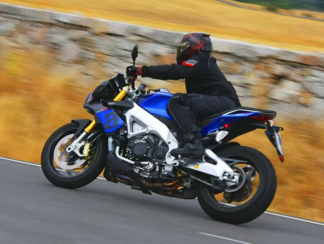 Aprilia Tuono 1100 RR acelerando.