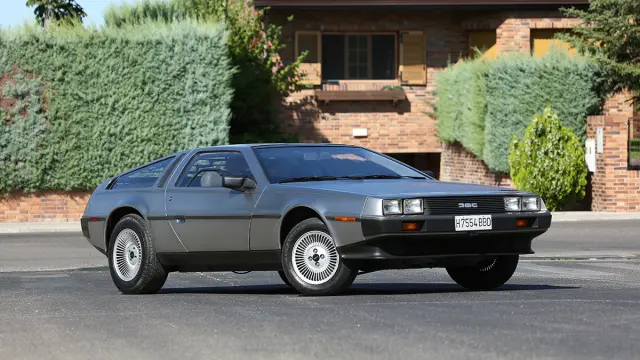 Prueba-DeLorean-DMC-12-tres-cuartos-delanteros-cerrado