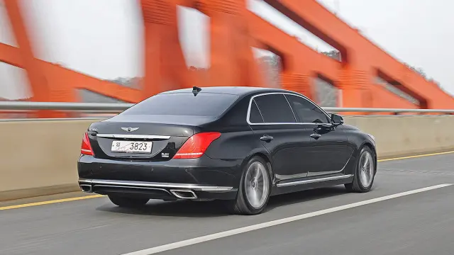 Genesis G90 pilotos