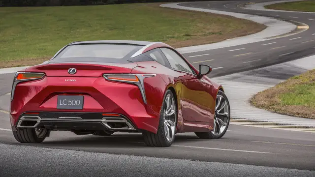 Lexus LC 500 trasera parado
