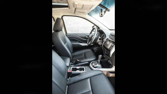 Nissan Navara NP300 2016 interior