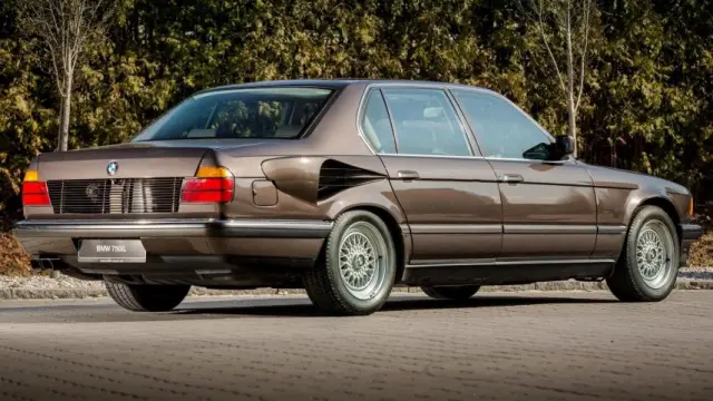 Las tomas de aire situadas sobre los pasos de rueda traseros denotan que no estamos ante un BMW Serie 7 convencional.