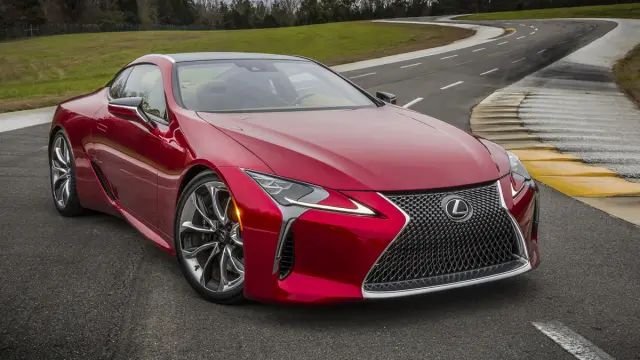 Lexus LC 500 parado delantera