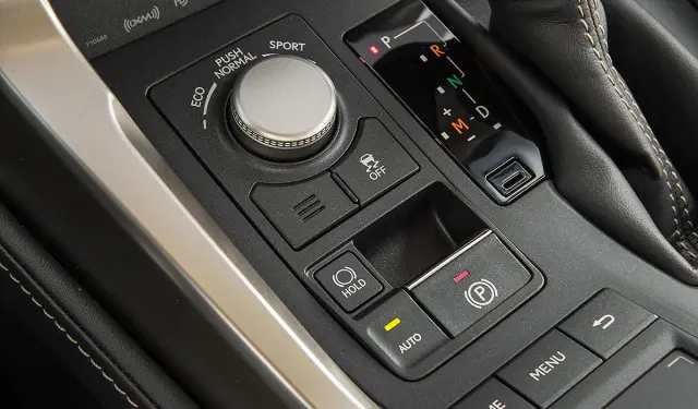 Lexus NX interior detalles