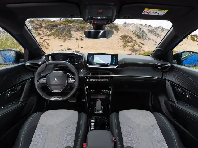 Interior donde destaca el volante achatado