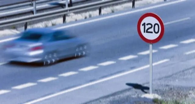 Un vehículo a máxima velocidad en una carretera con límites.