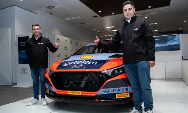 Pepe Álvarez (derecha), junto a su copiloto, Diego Álvarez (izquierda)