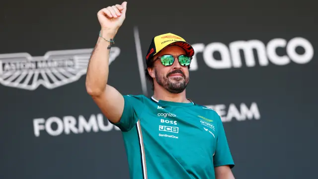 Fernando Alonso con el pulgar arriba y sonriente.
