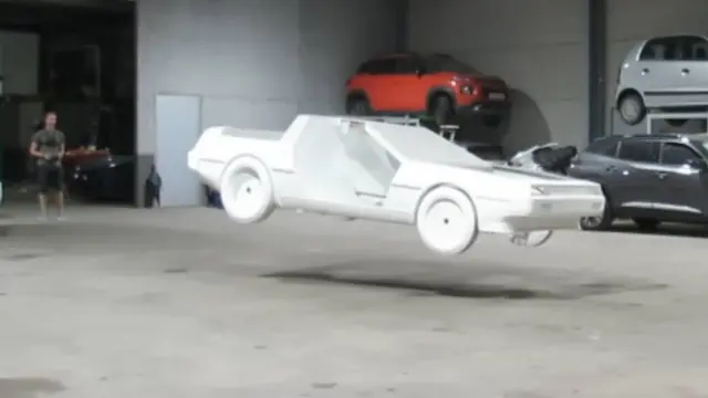 Brian Brocken volando su réplica del DeLorean