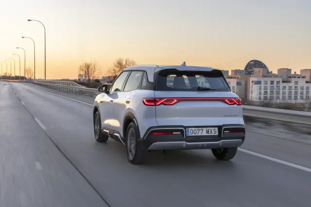 Con un consumo medido de 16,0 kWh a los 100 km salen 281 km teóricos en esta prueba.