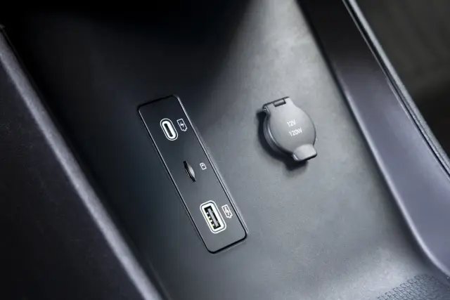 Bien que haya USB A y C. Y es curioso que haya hueco para un Micro SD.