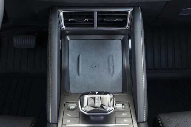 La bandeja de carga inductiva del móvil debería tener una forma diferente para poder fijar mejor el smartphone.
