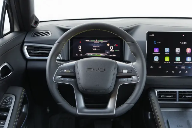 El volante acciona una dirección de mejor feeling que en el Seal U y que en ciudad está muy bien.