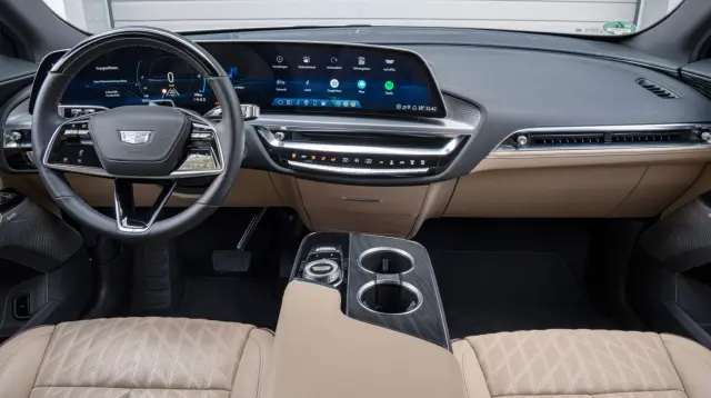 Cadillac Lyriq, cockpit