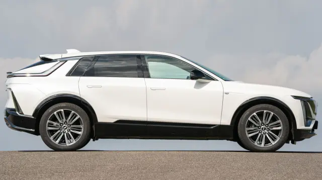 Cadillac Lyriq, lateral.