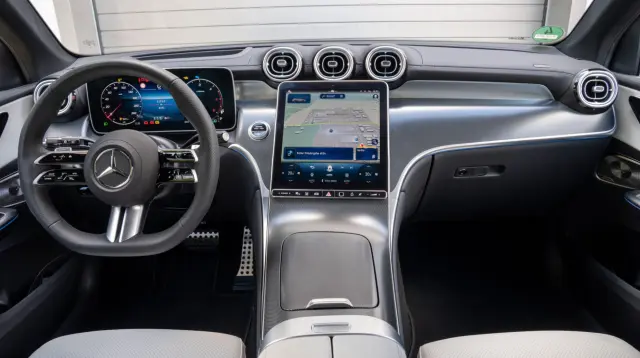 Comparativa del Audi Q5 SUV TDI quattro vs Mercedes GLC 220 d 4Matic vs BMW X3 20d xDrive, cockpit Mercedes.