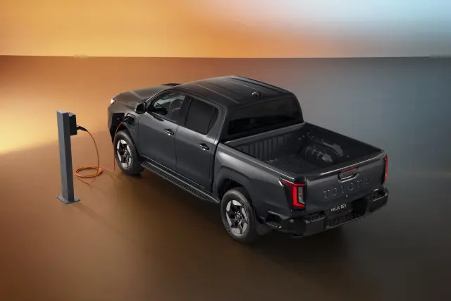 El nuevo Toyota Hilux cargando