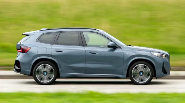 Skoda Elroq RS vs. BMW iX1 xDrive30, barrido.