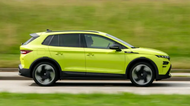 Skoda Elroq RS vs. BMW iX1 xDrive30, barrido del Elroq