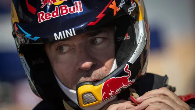 Carlos Sainz preparándose minutos antes de subirse al coche en el Dakar 2020