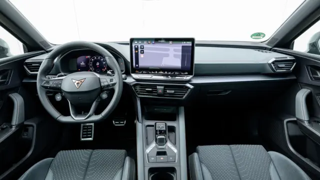 He probado el Cupra Leon Sportstourer VZ, cockpit.