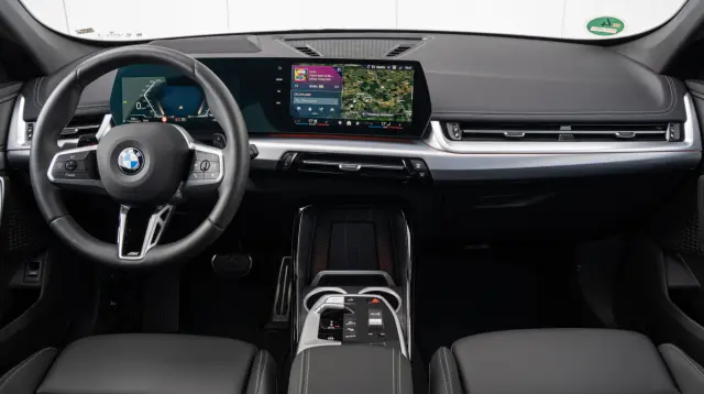 Comparativa del BMW X1 sDrive18i vs Cupra Terramar 1.5 eTSI: cockpit del BMW.